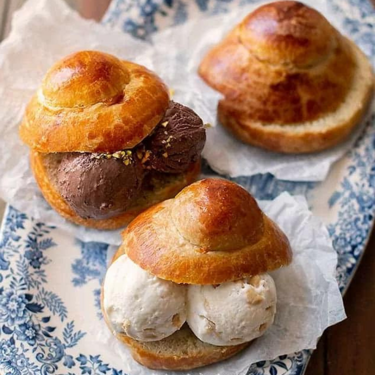 Brioche col tuppo e gelato