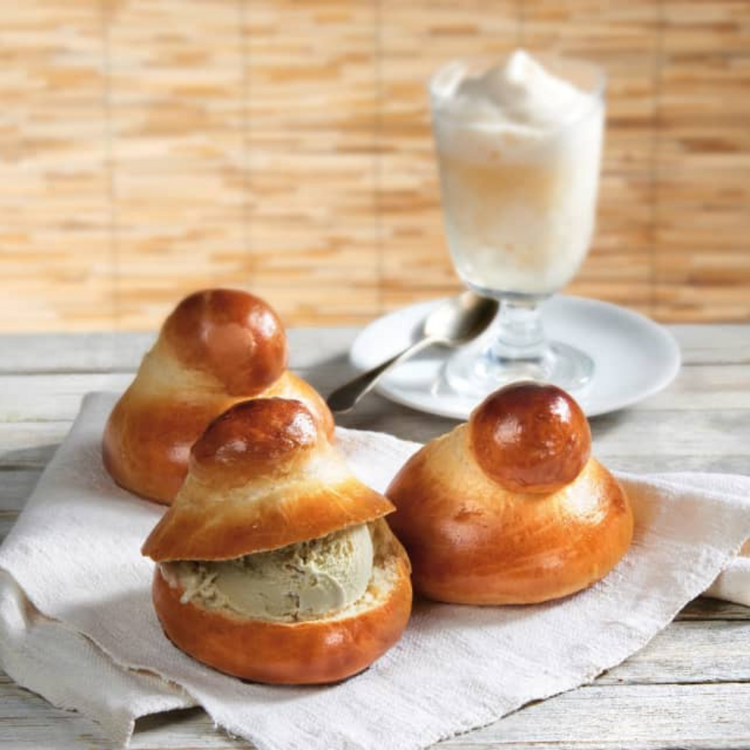 Brioche col tuppo con granita al limone e gelato al pistacchio