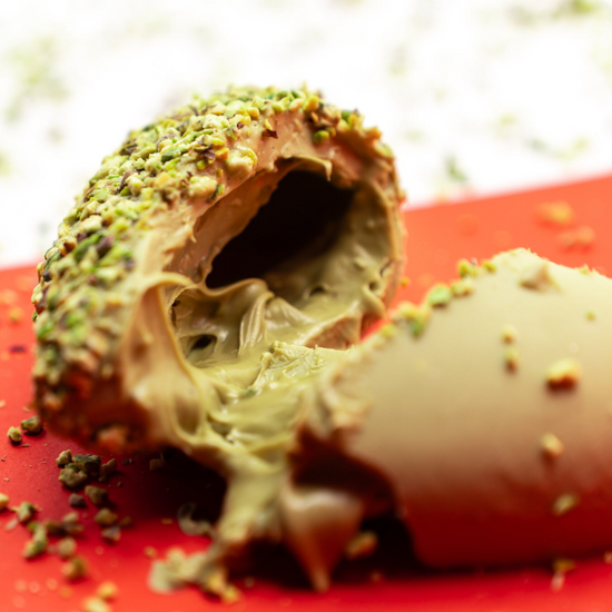 Pistachio chocolate heart filled with crunchy cream